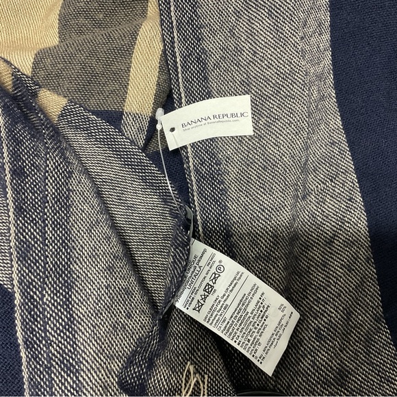 Banana Republic Wrap Shawl Scarf Navy Plaid Wool Blend Adult One Size NWT - Picture 5 of 8